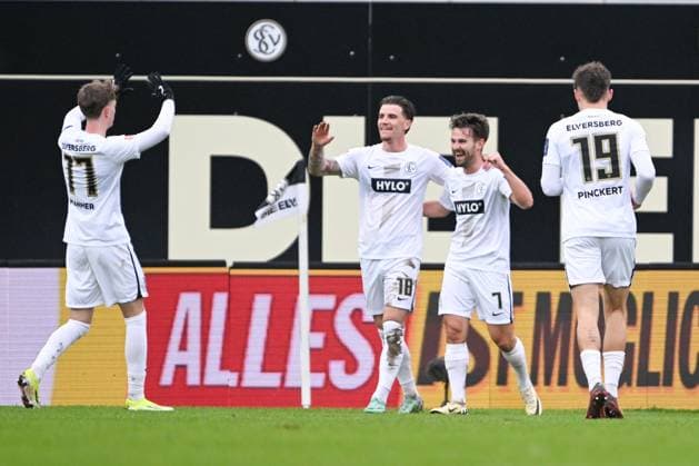 2 Bundesliga SV Elversberg VfL Osnabrück on 18 02 2024 at the Ursapharm Arena an der Kaiserlinde in Elversberg Cheering, goal celebration, goal scorer, goal scorer Manuel Feil Elversberg cheers after his goal to 1 0 with Paul Wanner Elversberg and Hugo Vandermersch Elversberg MT