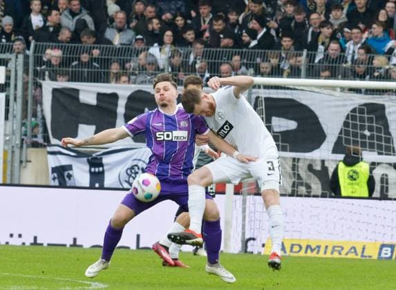 Soccer 2 Bundesliga Season 2023 24 04 02 2024 Ursapharm Arena SV Elversberg elv VfL Osnabrück os Erik ENGELHARDT VfL Osnabrück , li Luca MENKE SV Elversberg Soccer 2 Bundesliga SV Elversberg