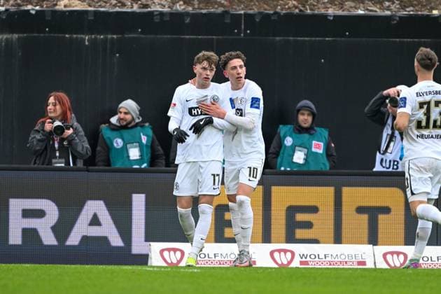 2 Bundesliga SV Elversberg VfL Osnabrück on 18 02 2024 at the Ursapharm Arena an der Kaiserlinde in Elversberg Cheering, goal celebration, goal scorer, goal scorer Paul Wanner Elversberg cheers after his goal to 3 0 with Jannik Rochelt Elversberg MT