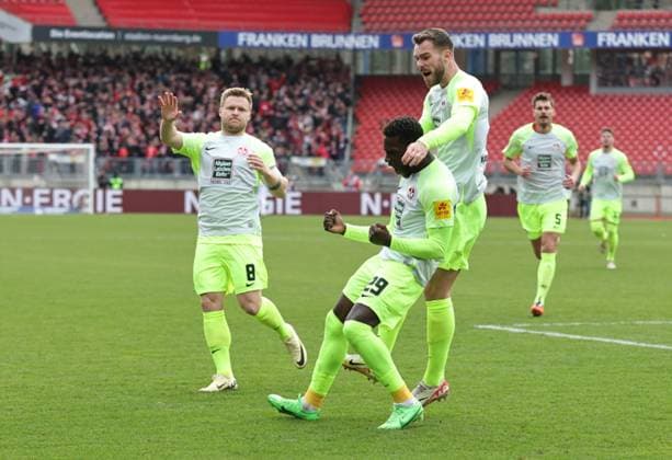 18 02 2024 Soccer Season 2023 2024 2 Soccer Bundesliga 22 Matchday 1 FC Nürnberg FCN Club 1 FC Kaiserslautern FCK Roten Teufel Sportfoto Zink DaMa xdaxmax DFL regulations prohibit any use of photographs as image sequences and or quasi video only for editorial use Jubel Freude Torjubel nach Tor zum 0 1 Richmond Tachie 29, 1 FC Kaiserslautern FCK und Mannschaft Team jubelt freut sich Torschütze Richmond Tachie 29, 1 FC Kaiserslautern FCK