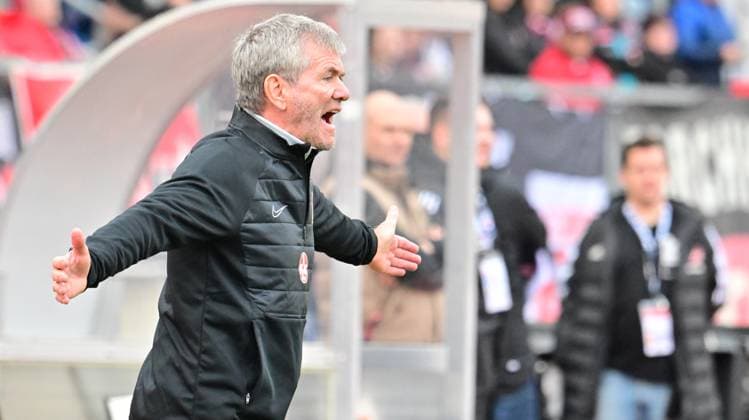 18 02 2024 Soccer Season 2023 2024 2 Soccer Bundesliga 22 Matchday 1 FC Nürnberg FCN Club 1 FC Kaiserslautern FCK Roten Teufel Sportfoto Zink xwoxzix DFL regulations prohibit any use of photographs as image sequences and or quasi video only for editorial use Friedhelm Funkel Trainer 1 FC Kaiserslautern FCK aufgereg