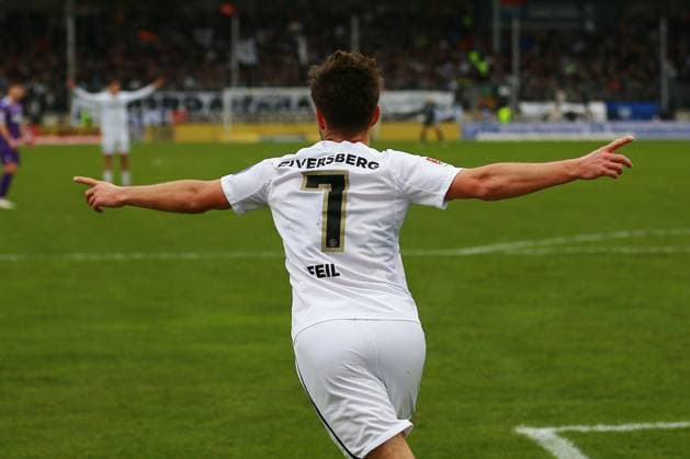 18 02 2024, xrhsx, Fußball 2 Bundesliga, SV Elversberg VfL Osnabrück emspor, v l Torjubel nach dem Tor zum celebrating the goal celebrate 1 0 durch Manuel Feil SV Elversberg DFL DFB REGULATIONS PROHIBIT ANY USE OF PHOTOGRAPHS as IMAGE SEQUENCES and or QUASI VIDEO Elversberg