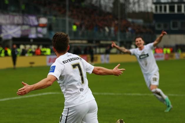 18 02 2024, xrhsx, Fußball 2 Bundesliga, SV Elversberg VfL Osnabrück emspor, v l Torjubel nach dem Tor zum celebrating the goal celebrate 1 0 durch Manuel Feil SV Elversberg DFL DFB REGULATIONS PROHIBIT ANY USE OF PHOTOGRAPHS as IMAGE SEQUENCES and or QUASI VIDEO Elversberg