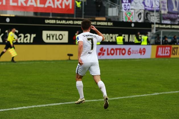 18 02 2024, xrhsx, Fußball 2 Bundesliga, SV Elversberg VfL Osnabrück emspor, v l Torjubel nach dem Tor zum celebrating the goal celebrate 1 0 durch Manuel Feil SV Elversberg DFL DFB REGULATIONS PROHIBIT ANY USE OF PHOTOGRAPHS as IMAGE SEQUENCES and or QUASI VIDEO Elversberg