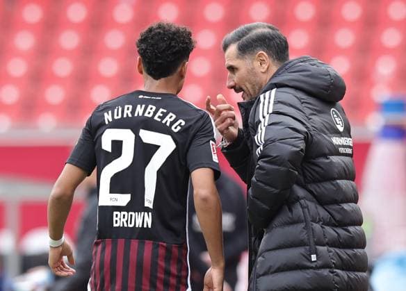 18 02 2024 Soccer Season 2023 2024 2 Soccer Bundesliga 22 Matchday 1 FC Nürnberg FCN Club 1 FC Kaiserslautern FCK Roten Teufel Sportfoto Zink DaMa xdaxmax DFL regulations prohibit any use of photographs as image sequences and or quasi video only for editorial use Nathaniel Brown 27, 1 FC Nürnberg FCN receives instructions from Cristian Fiel Coach 1 FC Nürnberg FCN