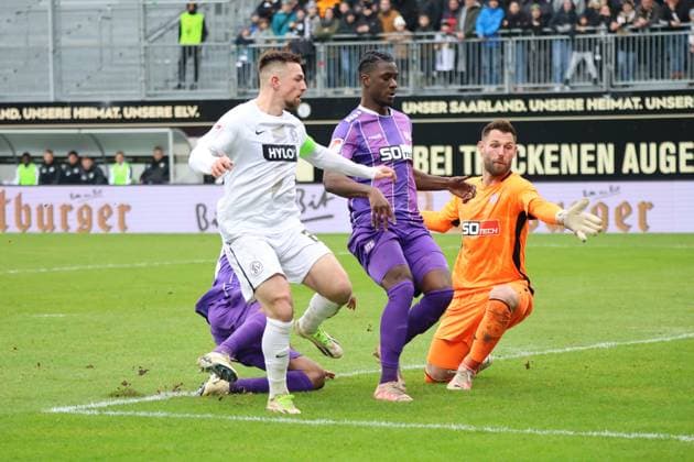 18 02 2024, Football, Men, 2 Bundesliga , 22 Matchday, Season 2023 2024, SV 07 Elversberg VfL Osnabrück, Luca Schnellbacher SV 07 Elversberg , Philipp Kühn VfL Osnabrück , Maxwell Gyamfi VfL Osnabrück Elversberg Ursapharm Arena an der Kaiserlinde Saarland Germany EN