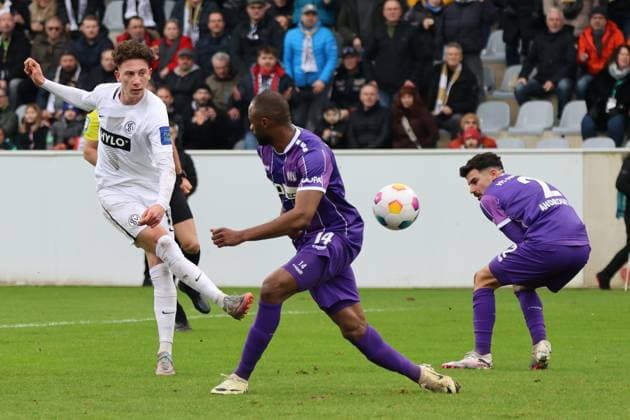 18 02 2024, Football, Men, 2 Bundesliga , 22 Matchday, Season 2023 2024, SV 07 Elversberg VfL Osnabrück, Jannik Rochelt SV 07 Elversberg , Oumar Diakhite VfL Osnabrück Elversberg Ursapharm Arena an der Kaiserlinde Saarland Germany EN