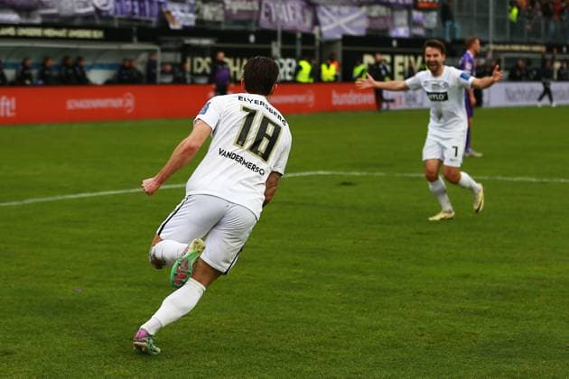 18 02 2024, xrhsx, Fußball 2 Bundesliga, SV Elversberg VfL Osnabrück emspor, v l Torjubel nach dem Tor zum celebrating the goal celebrate 2 0 Hugo Vandermersch SV Elversberg DFL DFB REGULATIONS PROHIBIT ANY USE OF PHOTOGRAPHS as IMAGE SEQUENCES and or QUASI VIDEO Elversberg