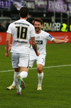 18 02 2024, xrhsx, Fußball 2 Bundesliga, SV Elversberg VfL Osnabrück emspor, v l Torjubel nach dem Tor zum celebrating the goal celebrate 2 0 Hugo Vandermersch SV Elversberg DFL DFB REGULATIONS PROHIBIT ANY USE OF PHOTOGRAPHS as IMAGE SEQUENCES and or QUASI VIDEO Elversberg