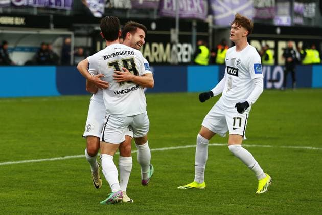 18 02 2024, xrhsx, Fußball 2 Bundesliga, SV Elversberg VfL Osnabrück emspor, v l Torjubel nach dem Tor zum celebrating the goal celebrate 2 0 Hugo Vandermersch SV Elversberg DFL DFB REGULATIONS PROHIBIT ANY USE OF PHOTOGRAPHS as IMAGE SEQUENCES and or QUASI VIDEO Elversberg