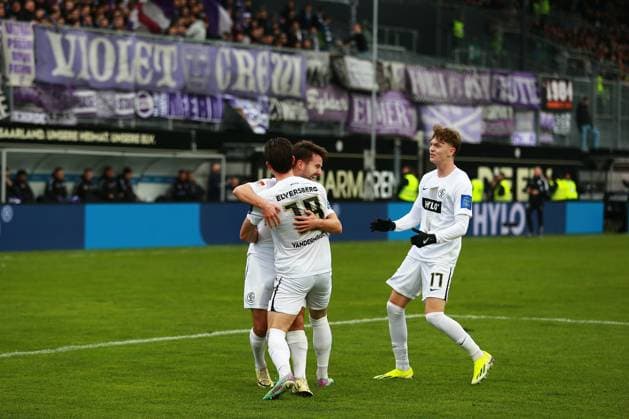 18 02 2024, xrhsx, Fußball 2 Bundesliga, SV Elversberg VfL Osnabrück emspor, v l Torjubel nach dem Tor zum celebrating the goal celebrate 2 0 Hugo Vandermersch SV Elversberg DFL DFB REGULATIONS PROHIBIT ANY USE OF PHOTOGRAPHS as IMAGE SEQUENCES and or QUASI VIDEO Elversberg