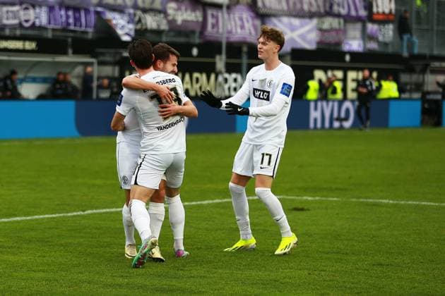 18 02 2024, xrhsx, Fußball 2 Bundesliga, SV Elversberg VfL Osnabrück emspor, v l Torjubel nach dem Tor zum celebrating the goal celebrate 2 0 Hugo Vandermersch SV Elversberg DFL DFB REGULATIONS PROHIBIT ANY USE OF PHOTOGRAPHS as IMAGE SEQUENCES and or QUASI VIDEO Elversberg