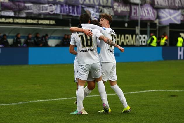 18 02 2024, xrhsx, Fußball 2 Bundesliga, SV Elversberg VfL Osnabrück emspor, v l Torjubel nach dem Tor zum celebrating the goal celebrate 2 0 Hugo Vandermersch SV Elversberg DFL DFB REGULATIONS PROHIBIT ANY USE OF PHOTOGRAPHS as IMAGE SEQUENCES and or QUASI VIDEO Elversberg