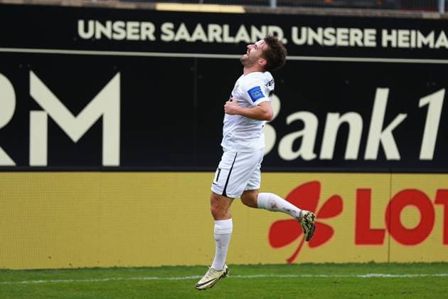 18 02 2024, xrhsx, Fußball 2 Bundesliga, SV Elversberg VfL Osnabrück emspor, v l Torjubel nach dem Tor zum celebrating the goal celebrate 1 0 durch Manuel Feil SV Elversberg DFL DFB REGULATIONS PROHIBIT ANY USE OF PHOTOGRAPHS as IMAGE SEQUENCES and or QUASI VIDEO Elversberg