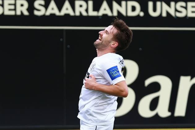 18 02 2024, xrhsx, Fußball 2 Bundesliga, SV Elversberg VfL Osnabrück emspor, v l Torjubel nach dem Tor zum celebrating the goal celebrate 1 0 durch Manuel Feil SV Elversberg DFL DFB REGULATIONS PROHIBIT ANY USE OF PHOTOGRAPHS as IMAGE SEQUENCES and or QUASI VIDEO Elversberg