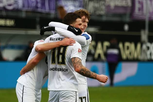 18 02 2024, xrhsx, Fußball 2 Bundesliga, SV Elversberg VfL Osnabrück emspor, v l Torjubel nach dem Tor zum celebrating the goal celebrate 2 0 Hugo Vandermersch SV Elversberg DFL DFB REGULATIONS PROHIBIT ANY USE OF PHOTOGRAPHS as IMAGE SEQUENCES and or QUASI VIDEO Elversberg