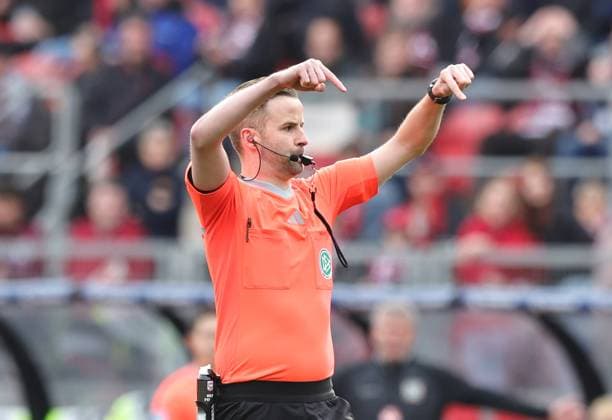 18 02 2024 Soccer Season 2023 2024 2 Soccer Bundesliga 22 Matchday 1 FC Nürnberg FCN Club 1 FC Kaiserslautern FCK Roten Teufel Sportfoto Zink DaMa xdaxmax DFL regulations prohibit any use of photographs as image sequences and or quasi video only for editorial use Michael Bacher Referee indicates gestures directs gives instructions