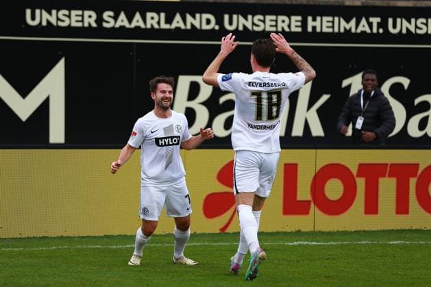 18 02 2024, xrhsx, Fußball 2 Bundesliga, SV Elversberg VfL Osnabrück emspor, v l Torjubel nach dem Tor zum celebrating the goal celebrate 1 0 durch Manuel Feil SV Elversberg DFL DFB REGULATIONS PROHIBIT ANY USE OF PHOTOGRAPHS as IMAGE SEQUENCES and or QUASI VIDEO Elversberg