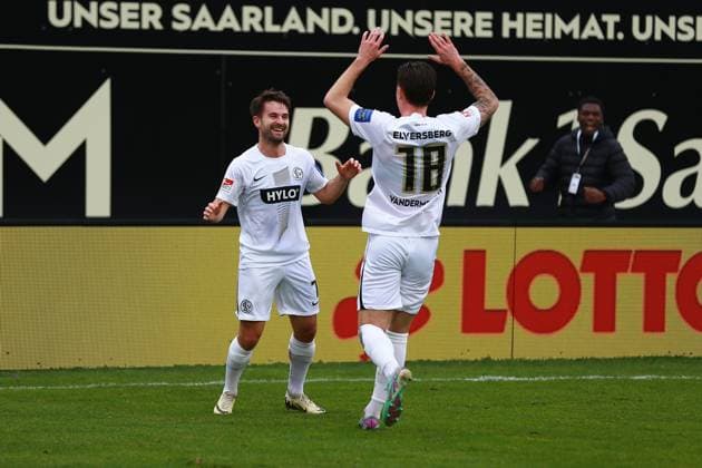 18 02 2024, xrhsx, Fußball 2 Bundesliga, SV Elversberg VfL Osnabrück emspor, v l Torjubel nach dem Tor zum celebrating the goal celebrate 1 0 durch Manuel Feil SV Elversberg DFL DFB REGULATIONS PROHIBIT ANY USE OF PHOTOGRAPHS as IMAGE SEQUENCES and or QUASI VIDEO Elversberg