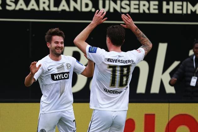 18 02 2024, xrhsx, Fußball 2 Bundesliga, SV Elversberg VfL Osnabrück emspor, v l Torjubel nach dem Tor zum celebrating the goal celebrate 1 0 durch Manuel Feil SV Elversberg DFL DFB REGULATIONS PROHIBIT ANY USE OF PHOTOGRAPHS as IMAGE SEQUENCES and or QUASI VIDEO Elversberg