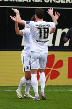 18 02 2024, xrhsx, Fußball 2 Bundesliga, SV Elversberg VfL Osnabrück emspor, v l Torjubel nach dem Tor zum celebrating the goal celebrate 1 0 durch Manuel Feil SV Elversberg DFL DFB REGULATIONS PROHIBIT ANY USE OF PHOTOGRAPHS as IMAGE SEQUENCES and or QUASI VIDEO Elversberg