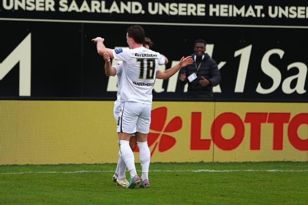 18 02 2024, xrhsx, Fußball 2 Bundesliga, SV Elversberg VfL Osnabrück emspor, v l Torjubel nach dem Tor zum celebrating the goal celebrate 1 0 durch Manuel Feil SV Elversberg DFL DFB REGULATIONS PROHIBIT ANY USE OF PHOTOGRAPHS as IMAGE SEQUENCES and or QUASI VIDEO Elversberg