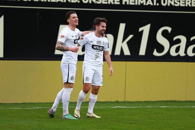18 02 2024, xrhsx, Fußball 2 Bundesliga, SV Elversberg VfL Osnabrück emspor, v l Torjubel nach dem Tor zum celebrating the goal celebrate 1 0 durch Manuel Feil SV Elversberg DFL DFB REGULATIONS PROHIBIT ANY USE OF PHOTOGRAPHS as IMAGE SEQUENCES and or QUASI VIDEO Elversberg