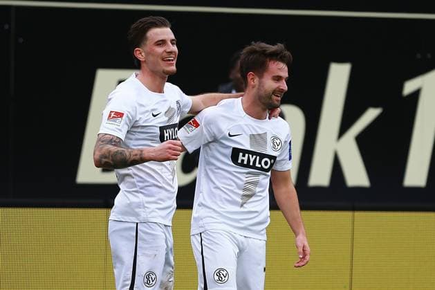 18 02 2024, xrhsx, Fußball 2 Bundesliga, SV Elversberg VfL Osnabrück emspor, v l Torjubel nach dem Tor zum celebrating the goal celebrate 1 0 durch Manuel Feil SV Elversberg DFL DFB REGULATIONS PROHIBIT ANY USE OF PHOTOGRAPHS as IMAGE SEQUENCES and or QUASI VIDEO Elversberg
