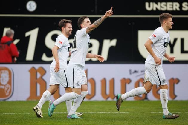 Hugo Vandermersch SV 07 Elversberg celebrates the goal to 2 o with Manuel Feil SV 07 Elversberg , Robin Fellhauer SV 07 Elversberg , SV Elversberg vs VFL Osnabrueck, Football, 2 Bundesliga, Matchday 20, Season 2023 2024, 18 02 2024 SV Elversberg vs VFL Osnabrueck, Football, 2 Bundesliga, Matchday 20, Season 2023 2024, 18 02 2024 Elversberg Copyright: xEibner-Pressefoto AlexanderxNeisx EP_ANS