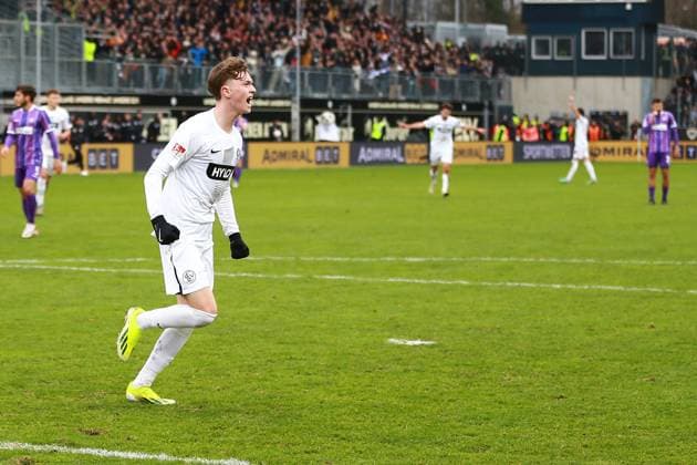 18 02 2024, xrhsx, Fußball 2 Bundesliga, SV Elversberg VfL Osnabrück emspor, v l Torjubel nach dem Tor zum celebrating the goal celebrate 3 0 durch Paul Wanner SV Elversberg DFL DFB REGULATIONS PROHIBIT ANY USE OF PHOTOGRAPHS as IMAGE SEQUENCES and or QUASI VIDEO Elversberg