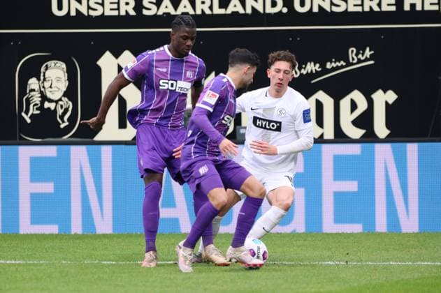 18 02 2024, Football, Men, 2 Bundesliga , 22 Matchday, Season 2023 2024, SV 07 Elversberg VfL Osnabrück, Jannik Rochelt SV 07 Elversberg , Maxwell Gyamfi VfL Osnabrück , Athanasios Androutsos VfL Osnabrück Elversberg Ursapharm Arena an der Kaiserlinde Saarland Germany EN