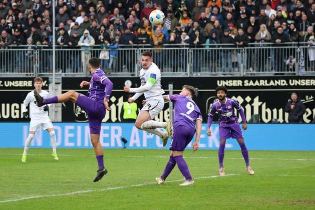 18 02 2024, Football, Men, 2 Bundesliga , 22 Matchday, Season 2023 2024, SV 07 Elversberg VfL Osnabrück, Luca Schnellbacher SV 07 Elversberg , Erik Engelhardt VfL Osnabrück , Dave Gnaase VfL Osnabrück Elversberg Ursapharm Arena an der Kaiserlinde Saarland Germany EN