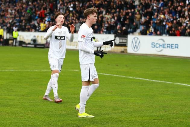 18 02 2024, xrhsx, Fußball 2 Bundesliga, SV Elversberg VfL Osnabrück emspor, v l Torjubel nach dem Tor zum celebrating the goal celebrate 3 0 durch Paul Wanner SV Elversberg DFL DFB REGULATIONS PROHIBIT ANY USE OF PHOTOGRAPHS as IMAGE SEQUENCES and or QUASI VIDEO Elversberg