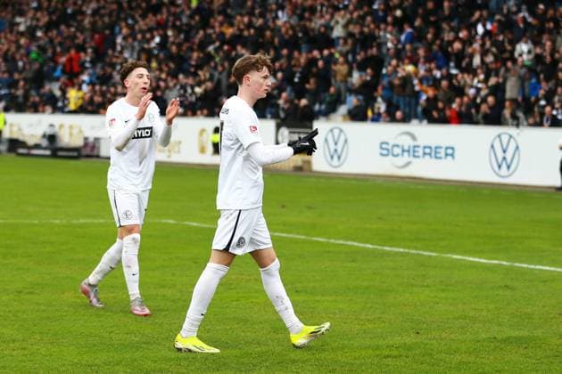 18 02 2024, xrhsx, Fußball 2 Bundesliga, SV Elversberg VfL Osnabrück emspor, v l Torjubel nach dem Tor zum celebrating the goal celebrate 3 0 durch Paul Wanner SV Elversberg DFL DFB REGULATIONS PROHIBIT ANY USE OF PHOTOGRAPHS as IMAGE SEQUENCES and or QUASI VIDEO Elversberg