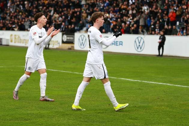 18 02 2024, xrhsx, Fußball 2 Bundesliga, SV Elversberg VfL Osnabrück emspor, v l Torjubel nach dem Tor zum celebrating the goal celebrate 3 0 durch Paul Wanner SV Elversberg DFL DFB REGULATIONS PROHIBIT ANY USE OF PHOTOGRAPHS as IMAGE SEQUENCES and or QUASI VIDEO Elversberg