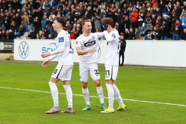 18 02 2024, xrhsx, Fußball 2 Bundesliga, SV Elversberg VfL Osnabrück emspor, v l Torjubel nach dem Tor zum celebrating the goal celebrate 3 0 durch Paul Wanner SV Elversberg DFL DFB REGULATIONS PROHIBIT ANY USE OF PHOTOGRAPHS as IMAGE SEQUENCES and or QUASI VIDEO Elversberg