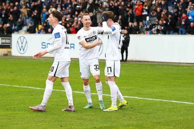 18 02 2024, xrhsx, Fußball 2 Bundesliga, SV Elversberg VfL Osnabrück emspor, v l Torjubel nach dem Tor zum celebrating the goal celebrate 3 0 durch Paul Wanner SV Elversberg DFL DFB REGULATIONS PROHIBIT ANY USE OF PHOTOGRAPHS as IMAGE SEQUENCES and or QUASI VIDEO Elversberg