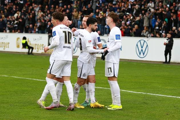 18 02 2024, xrhsx, Fußball 2 Bundesliga, SV Elversberg VfL Osnabrück emspor, v l Torjubel nach dem Tor zum celebrating the goal celebrate 3 0 durch Paul Wanner SV Elversberg DFL DFB REGULATIONS PROHIBIT ANY USE OF PHOTOGRAPHS as IMAGE SEQUENCES and or QUASI VIDEO Elversberg