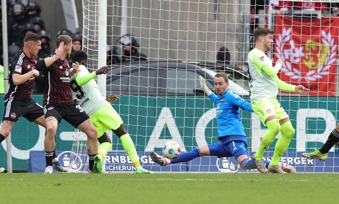 18 02 2024 Soccer Season 2023 2024 2 Soccer Bundesliga 22 Matchday 1 FC Nürnberg FCN Club 1 FC Kaiserslautern FCK Roten Teufel Sportfoto Zink DaMa xdaxmax DFL regulations prohibit any use of photographs as image sequences and or quasi video only for editorial use Carl Klaus 1, 1 FC Nürnberg FCN hält Torschuss von Richmond Tachie 29, 1 FC Kaiserslautern FCK