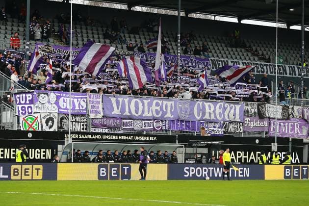 18 02 2024, xrhsx, Soccer 2 Bundesliga, SV Elversberg VfL Osnabrück emspor, v l Fans, Spectators, Visit, Ultras, Atmosphere, Shirts, Scarves, Fanblock, Violet Crew DFL DFB REGULATIONS PROHIBIT ANY USE OF PHOTOGRAPHS as IMAGE SEQUENCES and or QUASI VIDEO Elversberg