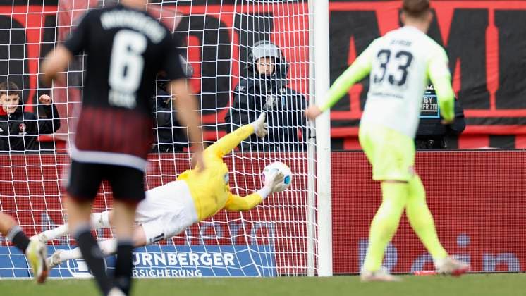 Image Can Uzun 1 FC Nuernberg, 42 not in picture, Goal scored, scored the goal to 1 1 celebrate the goal, Goalkeeper Julian Krahl 1 FC Kaiserslautern, 18 is beaten 18 02 2024, Football, 2 Bundesliga, 1 FC Nuernberg 1 FC Kaiserslautern, GER, Nuernberg, Max Morlock Stadion DFL REGULATIONS PROHIBIT ANY USE OF PHOTOGRAPHS AS IMAGE SEQUENCES AND OR QUASI VIDEO Copyright: HMBxMedia xHeikoxBecker
