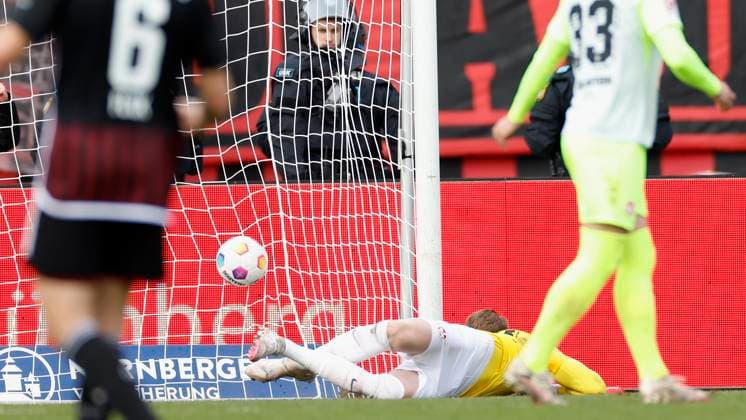 Image Can Uzun 1 FC Nuernberg, 42 not in picture, Goal scored, scored the goal to 1 1 celebrate the goal, Goalkeeper Julian Krahl 1 FC Kaiserslautern, 18 is beaten 18 02 2024, Football, 2 Bundesliga, 1 FC Nuernberg 1 FC Kaiserslautern, GER, Nuernberg, Max Morlock Stadion DFL REGULATIONS PROHIBIT ANY USE OF PHOTOGRAPHS AS IMAGE SEQUENCES AND OR QUASI VIDEO Copyright: HMBxMedia xHeikoxBecker