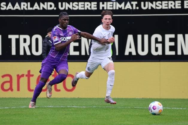 18 02 2024, Football, Men, 2 Bundesliga , 22 Matchday, Season 2023 2024, SV 07 Elversberg VfL Osnabrück, Jannik Rochelt SV 07 Elversberg , Maxwell Gyamfi VfL Osnabrück Elversberg Ursapharm Arena an der Kaiserlinde Saarland Germany EN