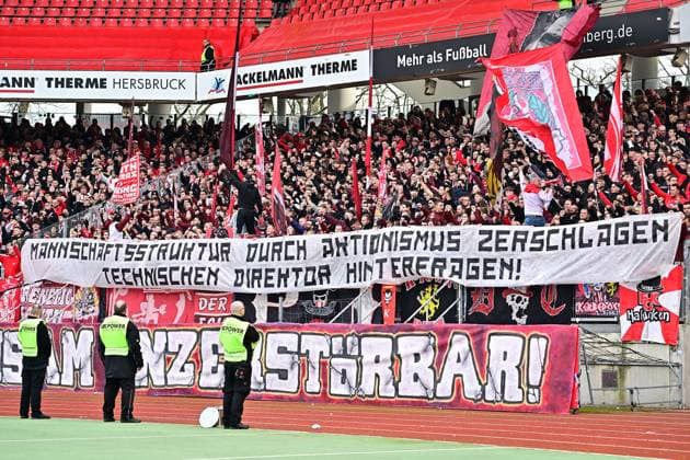 18 02 2024 Soccer Season 2023 2024 2 Soccer Bundesliga 22 Matchday 1 FC Nürnberg FCN Club 1 FC Kaiserslautern FCK Roten Teufel Sportfoto Zink xwoxzix DFL regulations prohibit any use of photographs as image sequences and or quasi video only for editorial use Banner Banner Fans Fanblock FCK Protest Fanprotest against investors