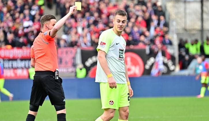 18 02 2024 Soccer Season 2023 2024 2 Soccer Bundesliga 22 Matchday 1 FC Nürnberg FCN Club 1 FC Kaiserslautern FCK Roten Teufel Sportfoto Zink xwoxzix DFL regulations prohibit any use of photographs as image sequences and or quasi video only for editorial use Michael Bacher Referee shows Filip Kaloc 26, 1 FC Kaiserslautern FCK yellow card yellow