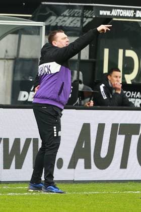 18 02 2024, xrhsx, Fussball 2 Bundesliga, SV Elversberg VfL Osnabrück emspor, v l Coach Coach Uwe Koschinat VfL Osnabrueck Osnabrück gesticulates gives instructions with arms gesticulate gives instructions, gesticulate DFL DFB REGULATIONS PROHIBIT ANY USE OF PHOTOGRAPHS as IMAGE SEQUENCES and or QUASI VIDEO Elversberg