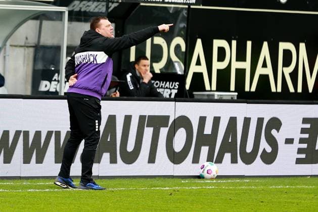 18 02 2024, xrhsx, Fussball 2 Bundesliga, SV Elversberg VfL Osnabrück emspor, v l Coach Coach Uwe Koschinat VfL Osnabrueck Osnabrück gesticulates gives instructions with arms gesticulate gives instructions, gesticulate DFL DFB REGULATIONS PROHIBIT ANY USE OF PHOTOGRAPHS as IMAGE SEQUENCES and or QUASI VIDEO Elversberg