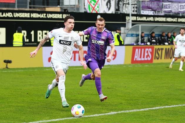 18 02 2024, xrhsx, Fußball 2 Bundesliga, SV Elversberg VfL Osnabrück emspor, v l Hugo Vandermersch SV Elversberg Thomas Goiginger VfL Osnabrueck Osnabrück Zweikampf, Aktion, action, battle for the ball DFL DFB REGULATIONS PROHIBIT ANY USE OF PHOTOGRAPHS as IMAGE SEQUENCES and or QUASI VIDEO Elversberg