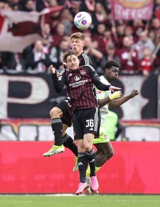 18 02 2024 Soccer Season 2023 2024 2 Soccer Bundesliga 22 Matchday 1 FC Nürnberg FCN Club 1 FC Kaiserslautern FCK Roten Teufel Sportfoto Zink DaMa xdaxmax DFL regulations prohibit any use of photographs as image sequences and or quasi video only for editorial use Lukas Schleimer 36, 1 FC Nürnberg FCN Finn Jeltsch 44, 1 FC Nürnberg FCN in header duel with Ragnar Ache 9, 1 FC Kaiserslautern FCK