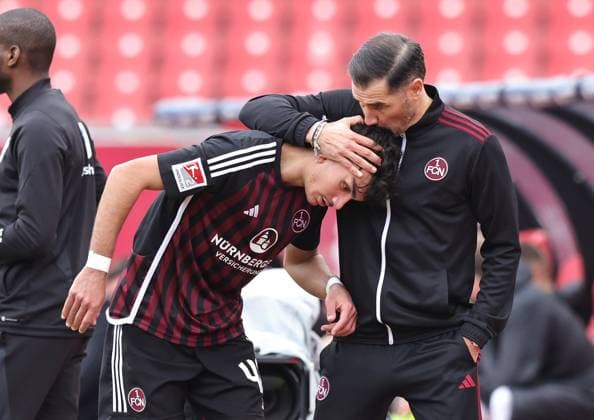 18 02 2024 Soccer Season 2023 2024 2 Soccer Bundesliga 22 Matchday 1 FC Nürnberg FCN Club 1 FC Kaiserslautern FCK Roten Teufel Sportfoto Zink DaMa xdaxmax DFL regulations prohibit any use of photographs as image sequences and or quasi video only for editorial use Can Yilmaz Uzun 42, 1 FC Nürnberg FCN Cristian Fiel Trainer 1 FC Nürnberg FCN clap off Cristian Fiel Trainer 1 FC Nürnberg FCN gives instructions Can Yilmaz Uzun 42, 1 FC Nürnberg FCN kiss kiss kiss